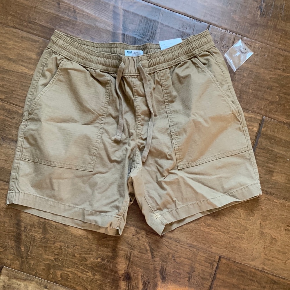 Men’s tan Sonoma pocketed, drawstring shorts. Size Medium, new with tags.